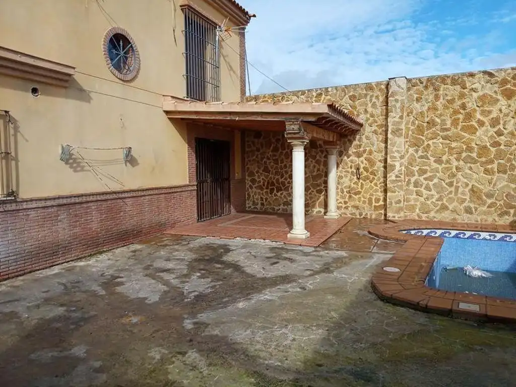 Vista exterior de Casa o xalet en venda en La Rinconada amb Piscina