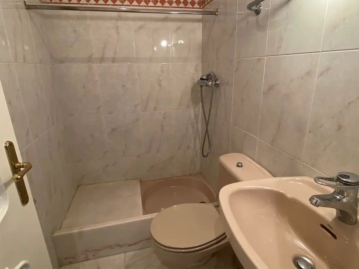 Baño de Piso en venta en Oviedo  con Calefacción