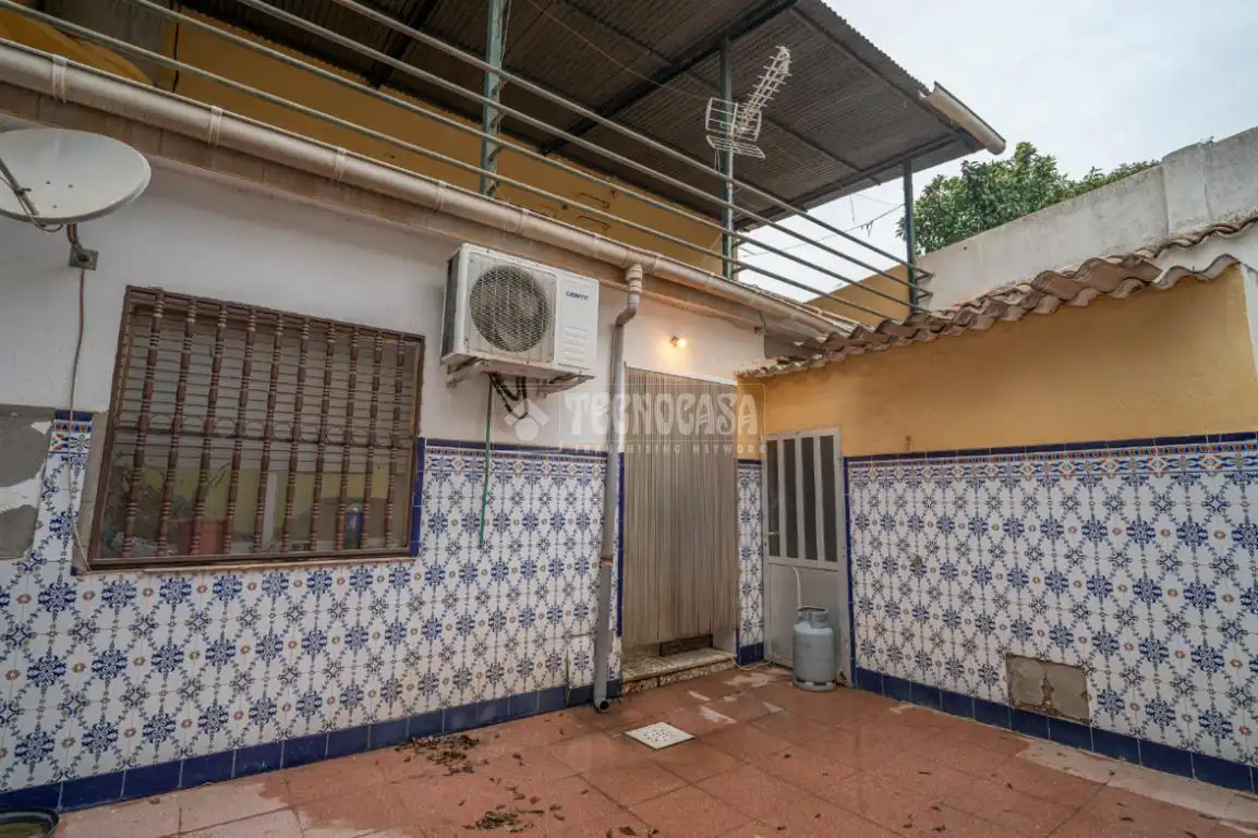 Vista exterior de Casa adosada en venda en Linares amb Terrassa, Traster i Balcó