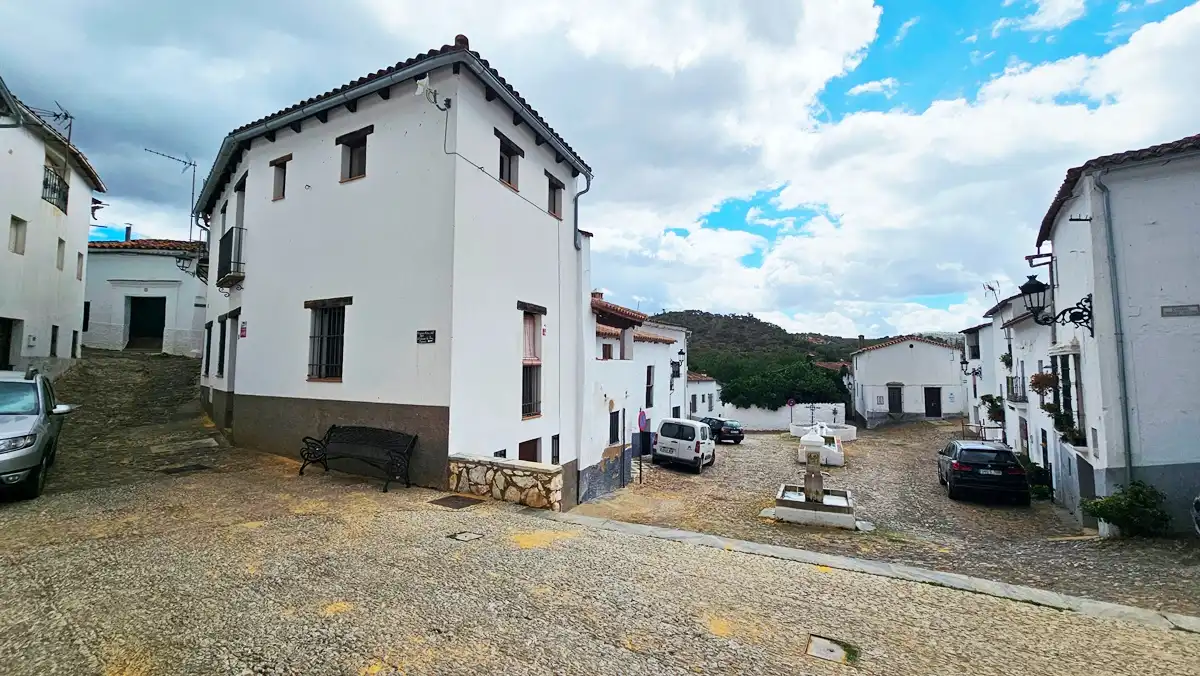 Vista exterior de Casa o xalet en venda en Linares de la Sierra amb Traster