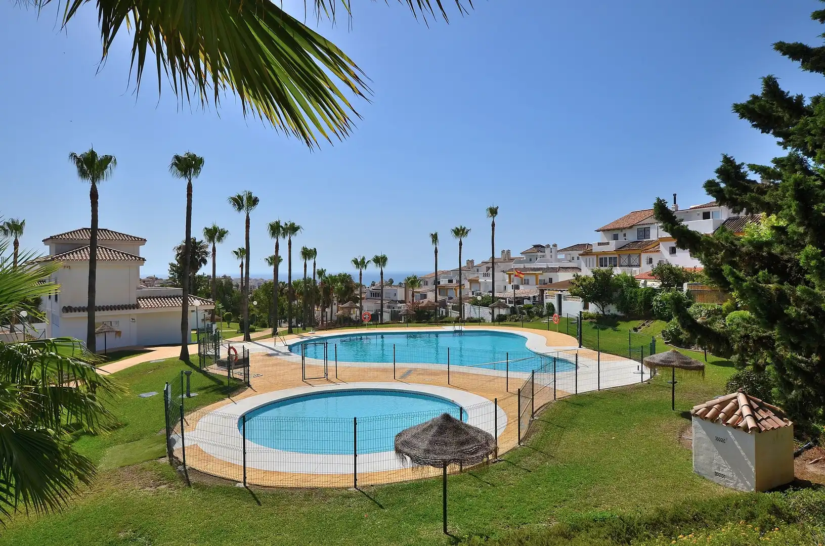 Piscina de Casa adosada en venda en Benalmádena amb Aire condicionat, Terrassa i Forn