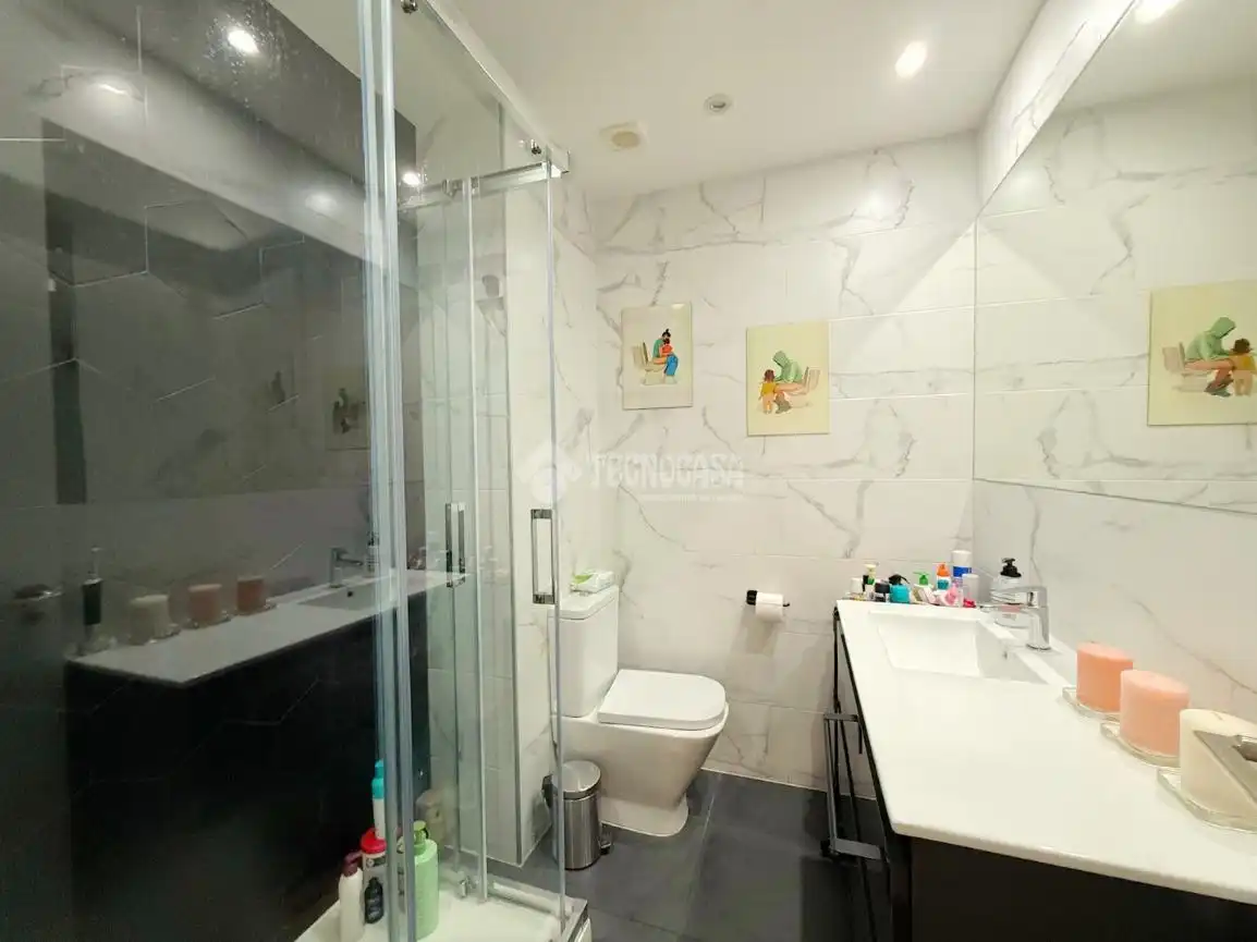 Bathroom of Flat for sale in Madrid  with Air Conditioner and Heating