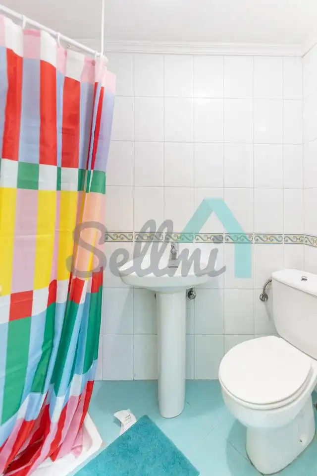 Bany de Pis de lloguer en Oviedo  amb Calefacció i Moblat
