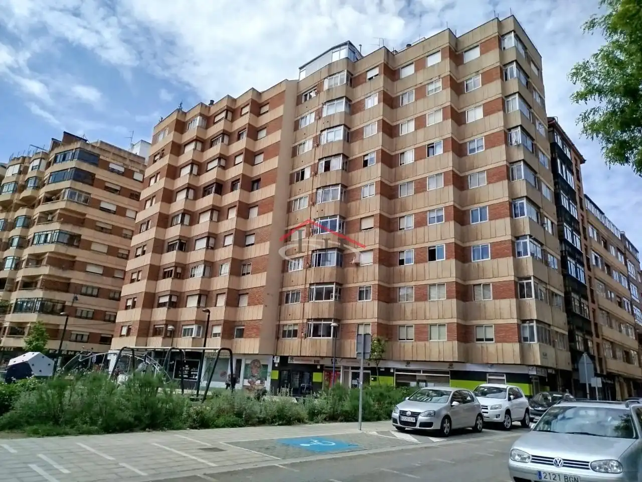 Vista exterior de Piso en venta en León Capital  con Calefacción y Parquet