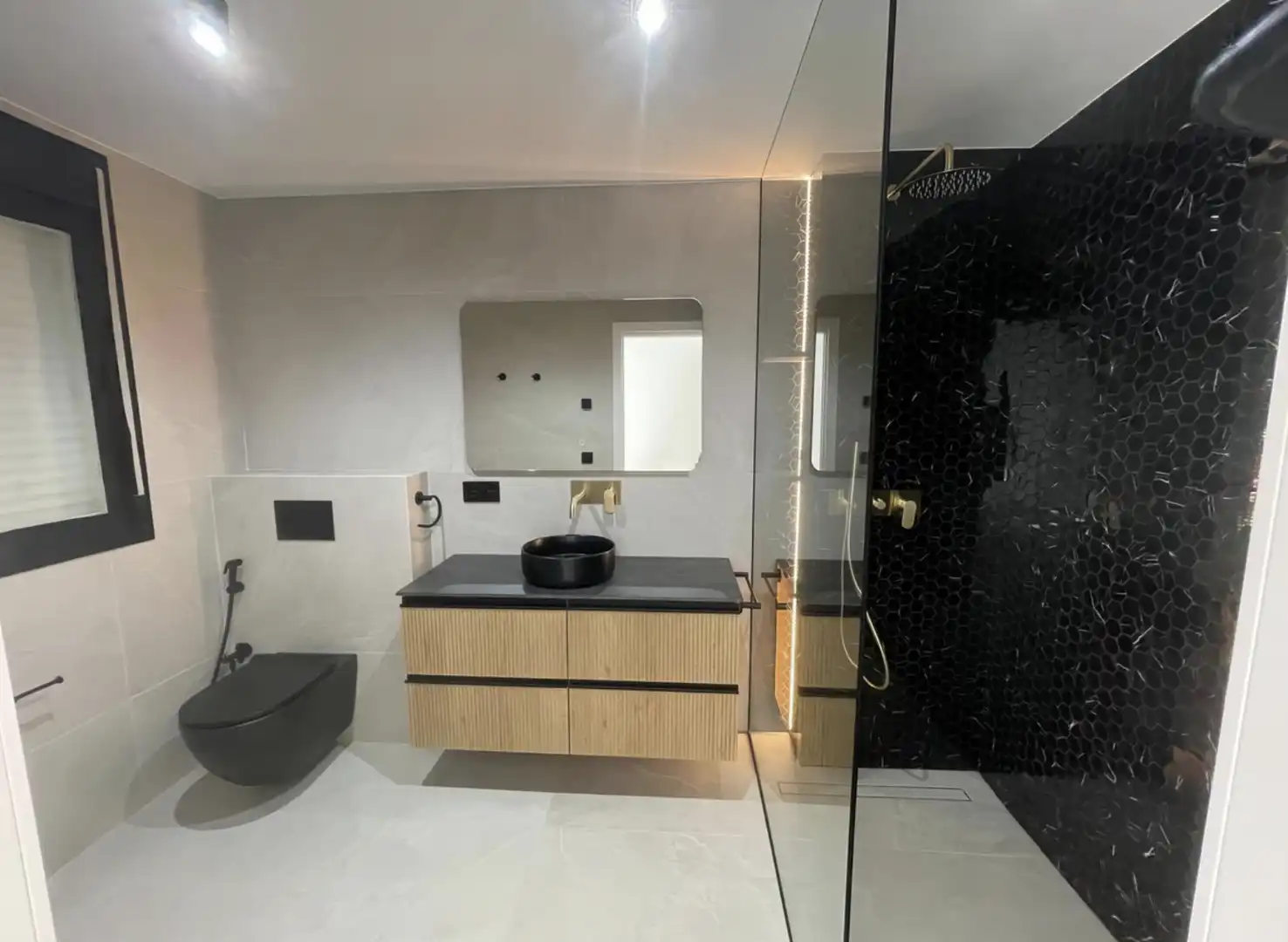 Baño de Casa adosada en venta en Benahavís con Aire acondicionado, Calefacción y Jardín privado