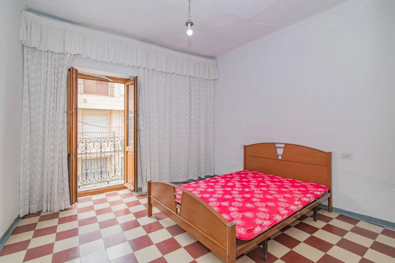 Habitación de Casa adosada en venta en Pinos Puente con Terraza, Trastero y Balcón