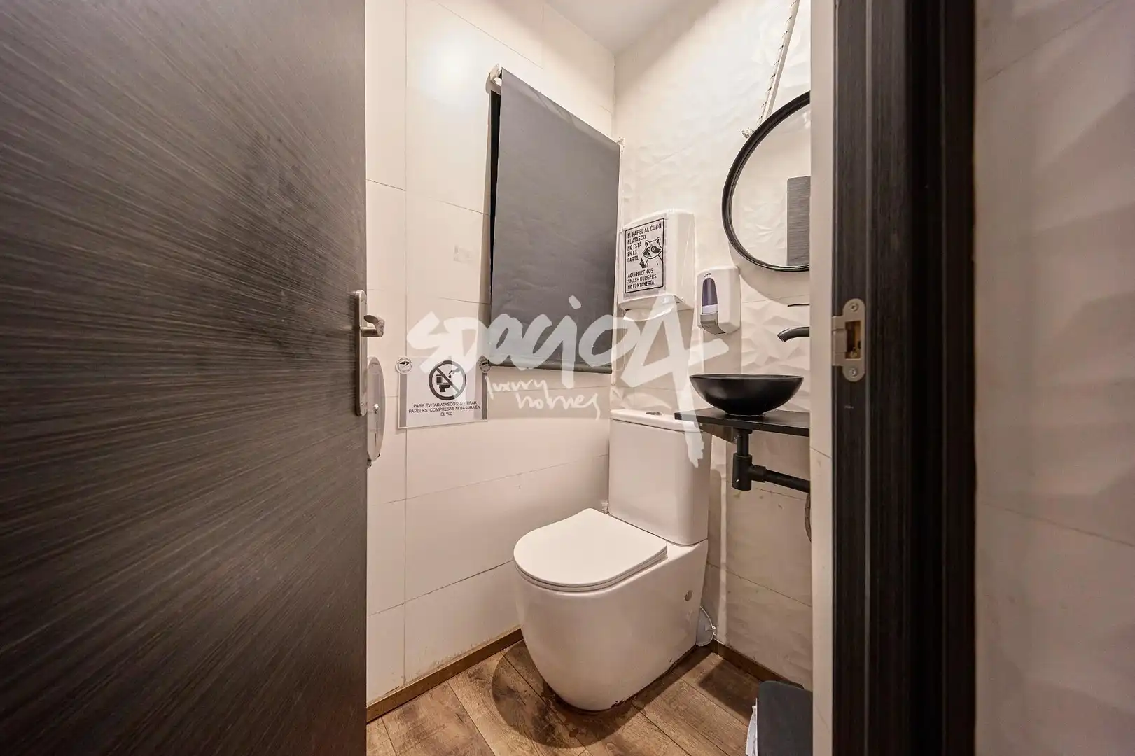 Baño de Local en traspaso en Madrid con Aire acondicionado