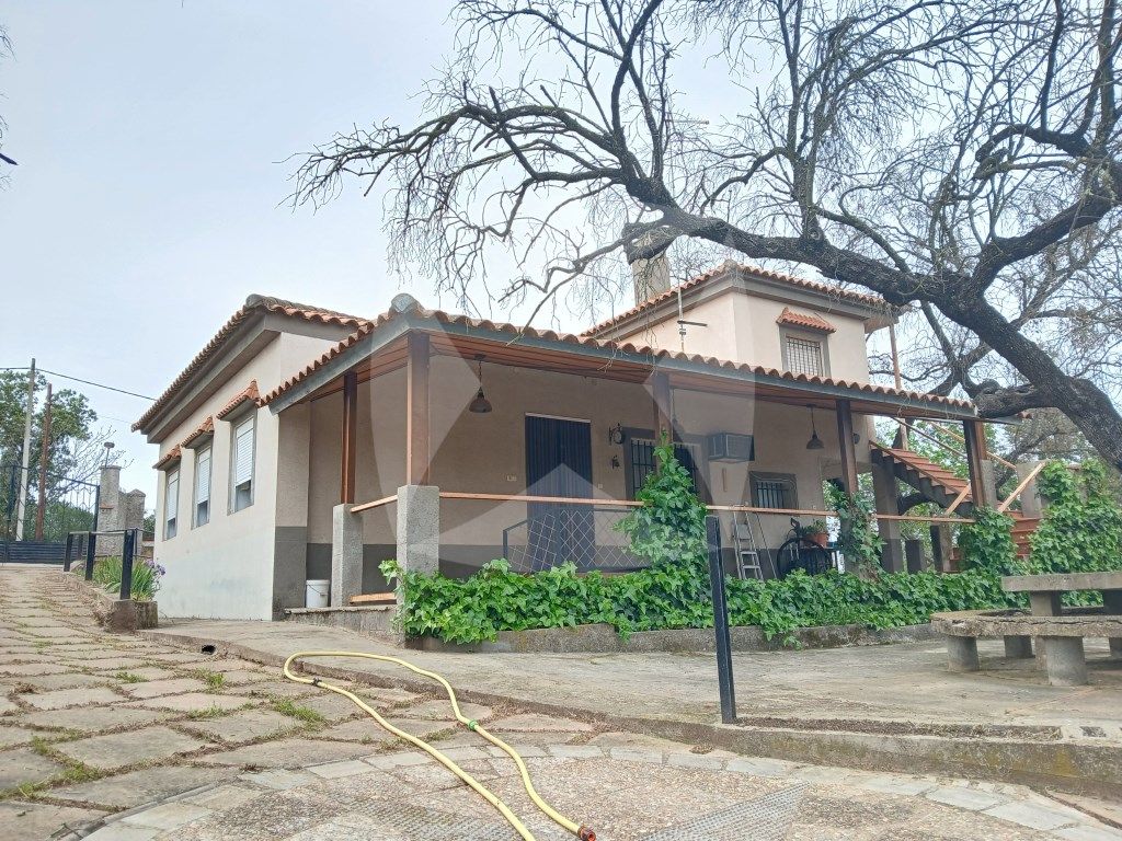 Vista exterior de Casa o xalet en venda en Badajoz Capital amb Aire condicionat, Jardí privat i Terrassa