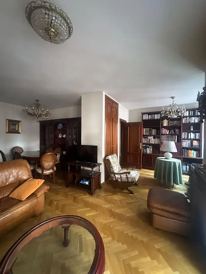 Sala de estar de Piso en venta en León Capital  con Calefacción, Terraza y TV