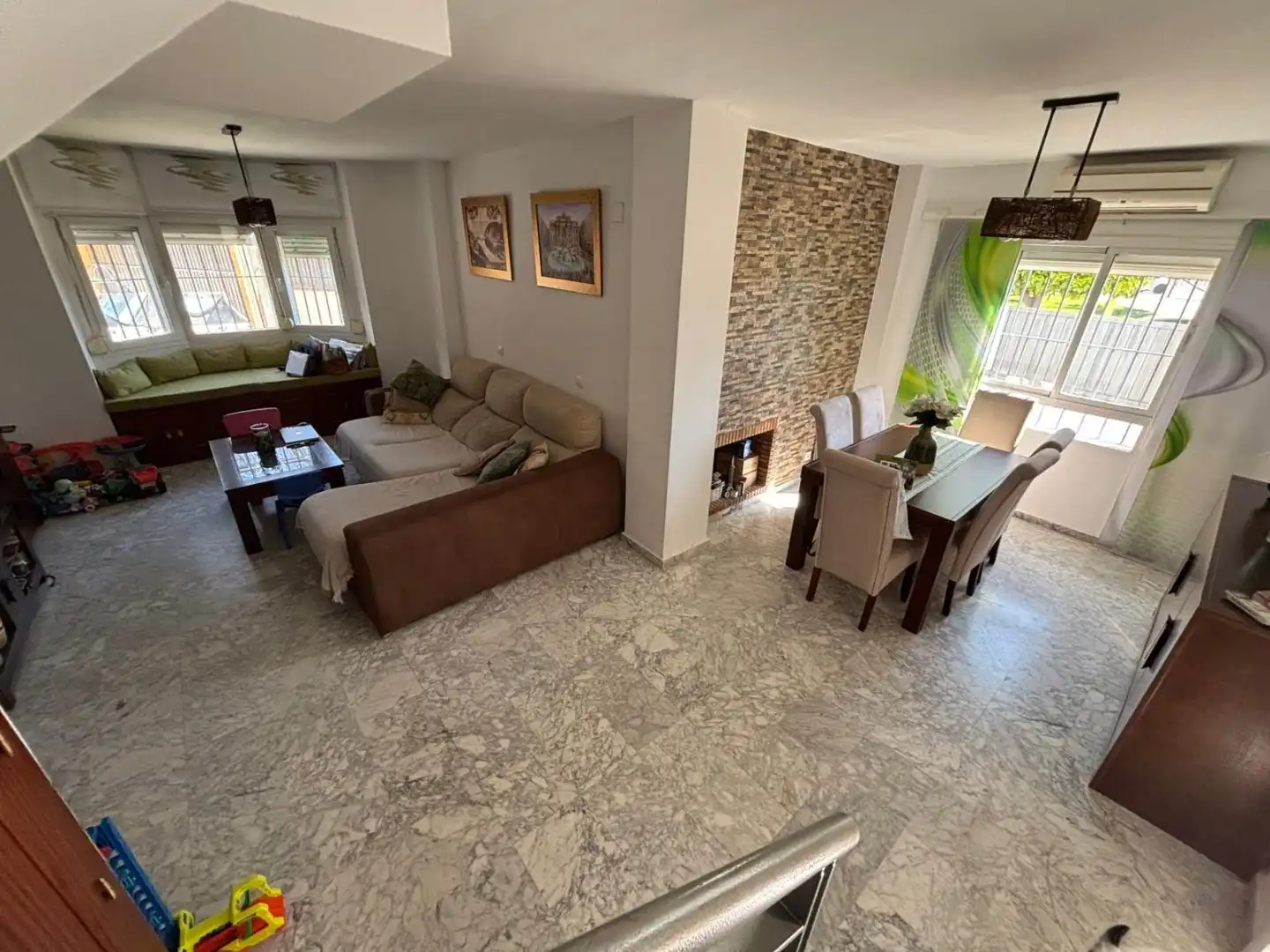 Sala de estar de Casa adosada en venta en Bormujos con Aire acondicionado, Terraza y Trastero