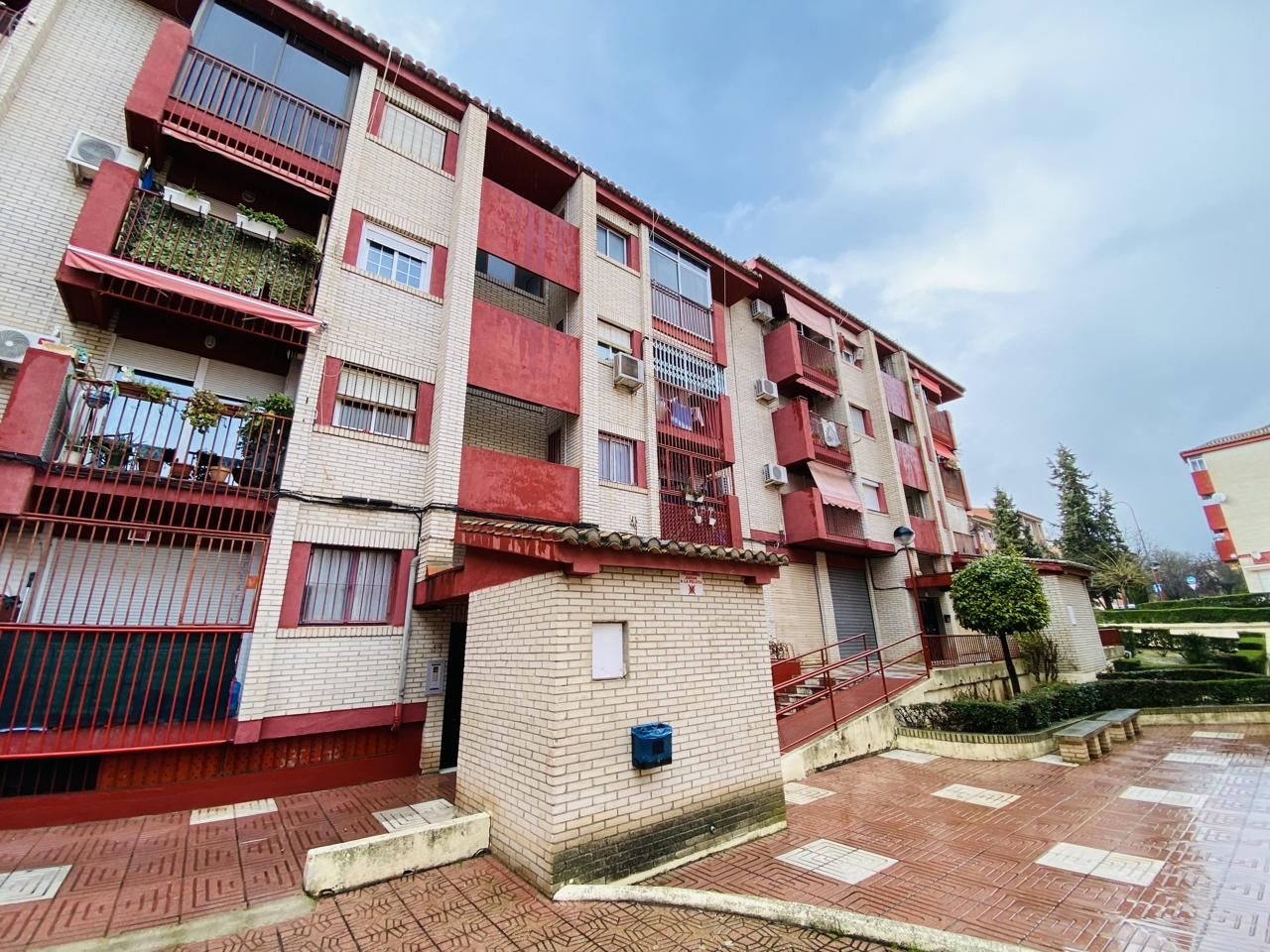 Vista exterior de Pis en venda en  Granada Capital amb Calefacció, Terrassa i Balcó