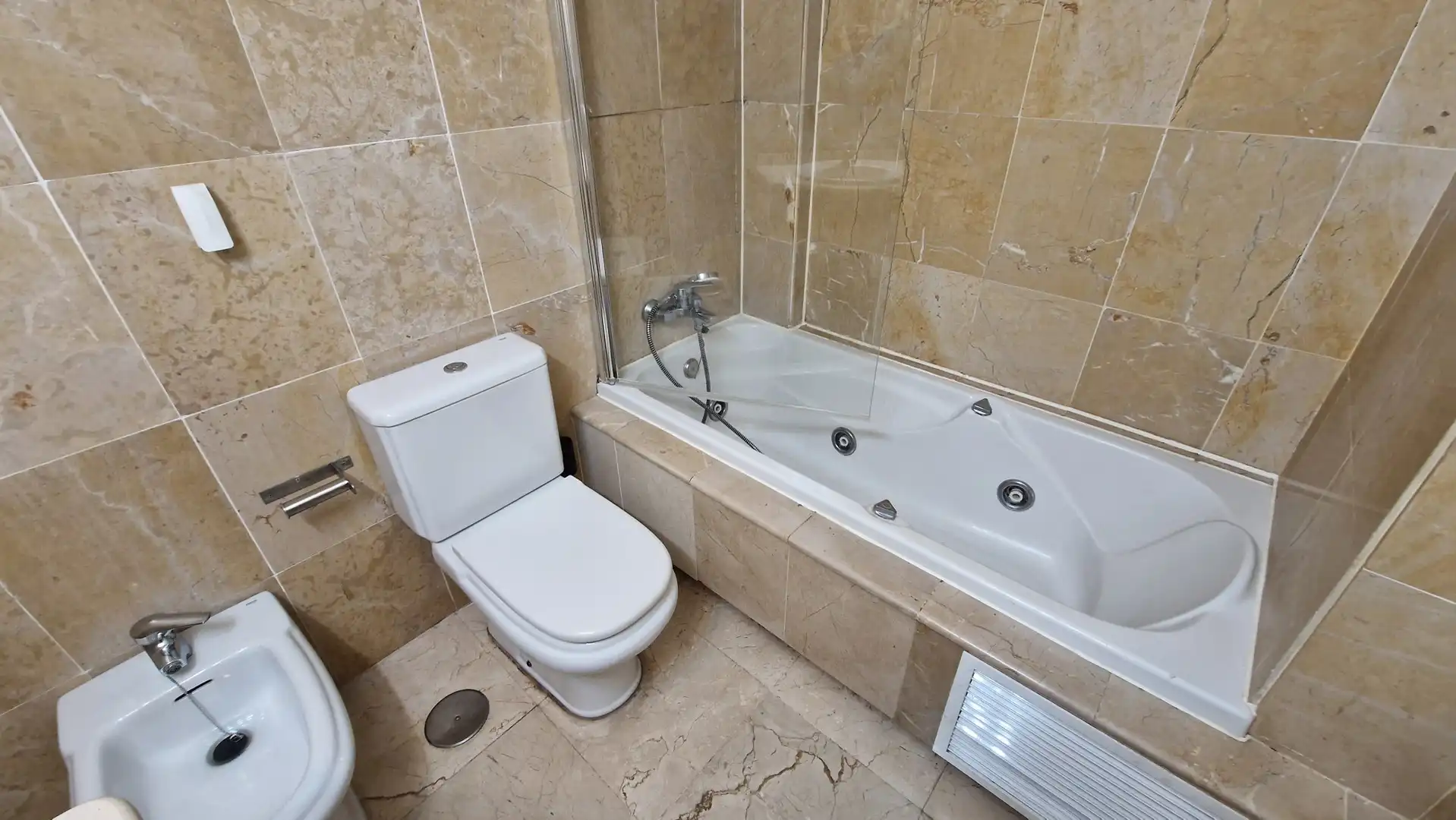 Bany de Apartament en venda en Estepona amb Aire condicionat, Terrassa i Moblat