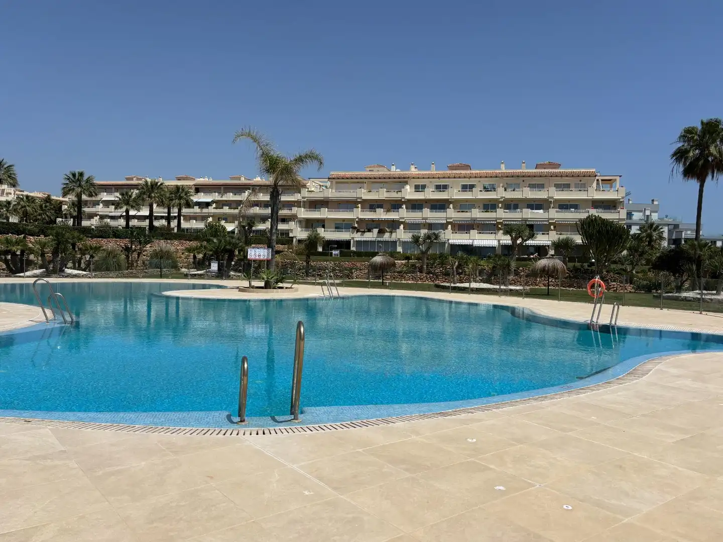 Piscina de Apartament en venda en Mijas amb Aire condicionat, Calefacció i Jardí privat