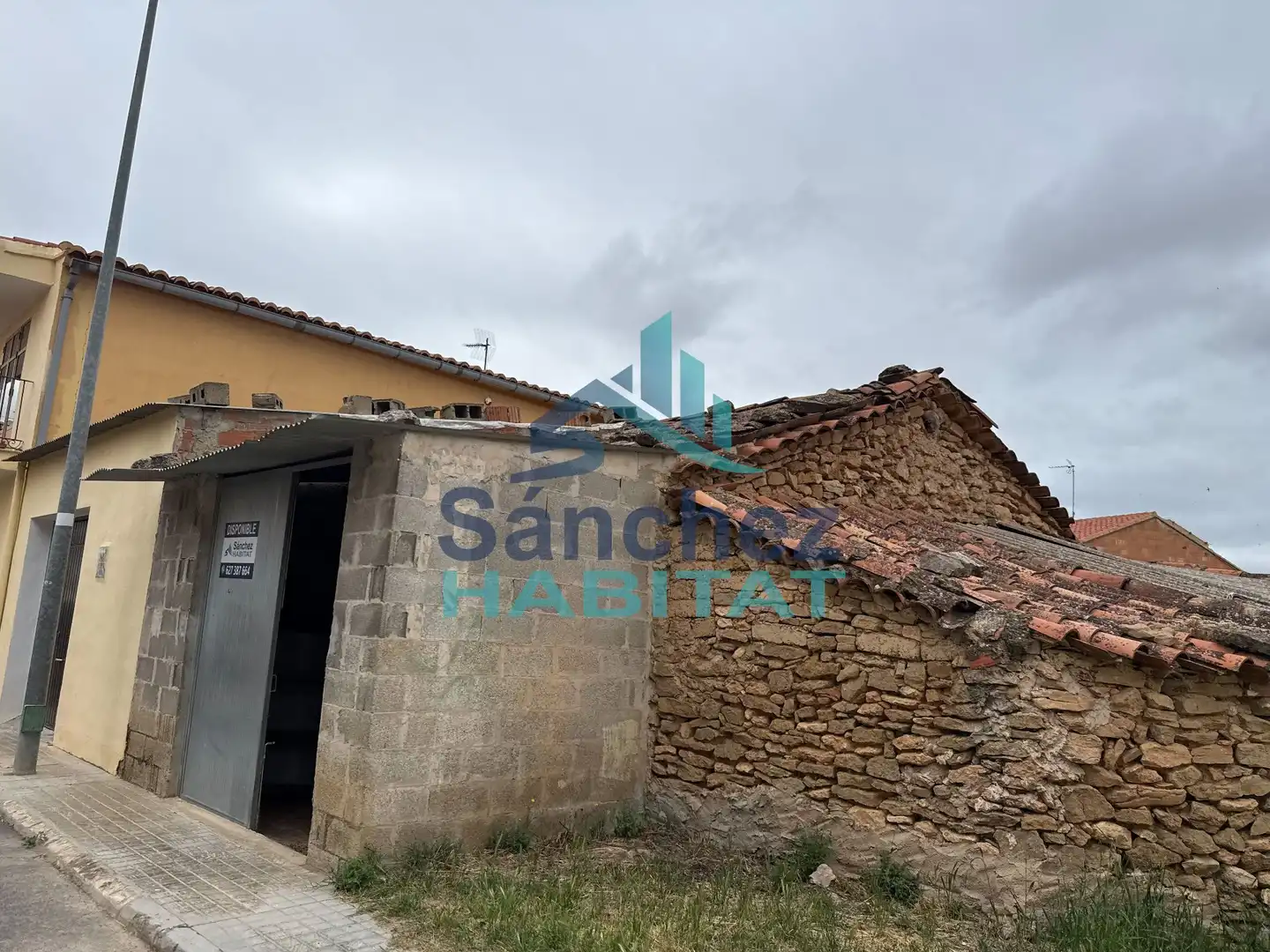 Vista exterior de Nave industrial en venta en Aras de los Olmos