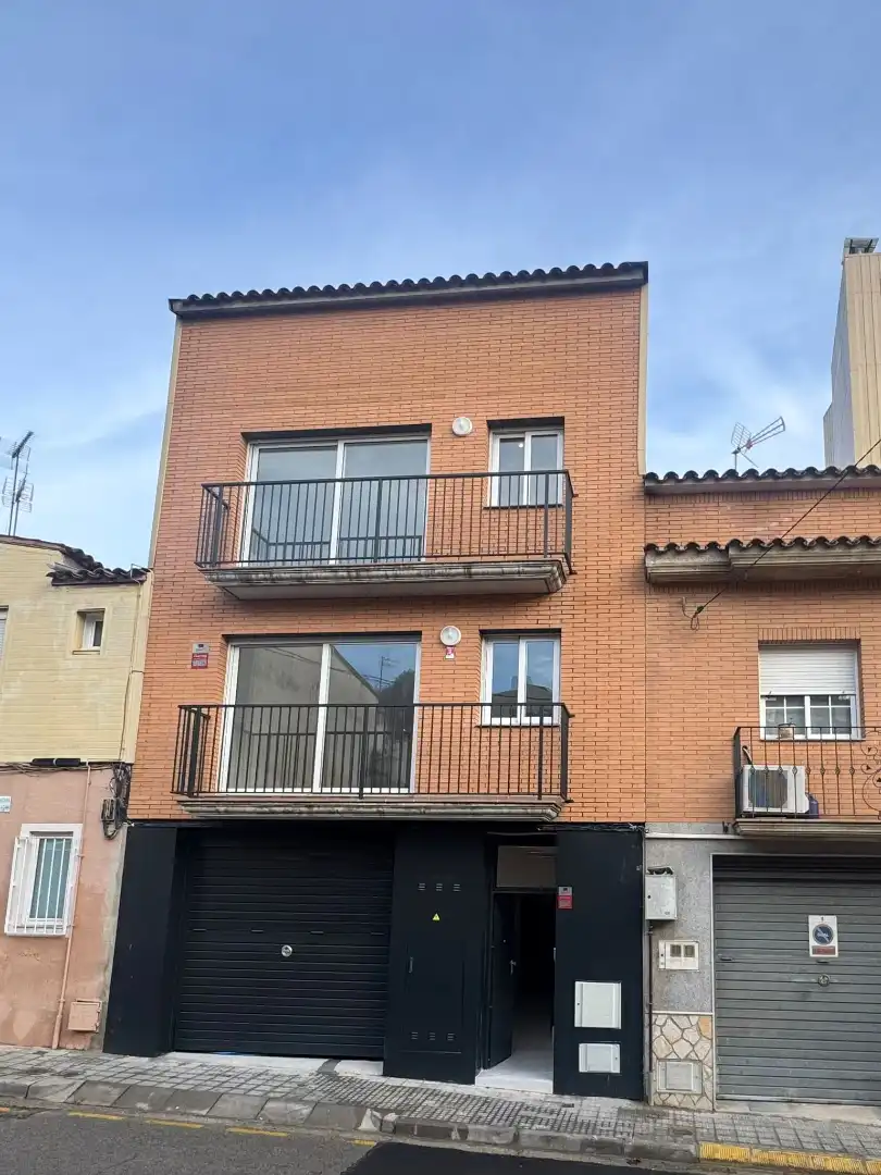 Vista exterior de Casa adosada en venda en Rubí amb Calefacció, Terrassa i Balcó