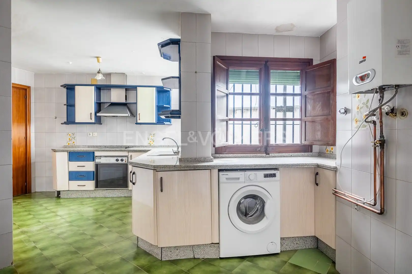 Kitchen of Flat for sale in Sevilla  with Air Conditioner and Heating