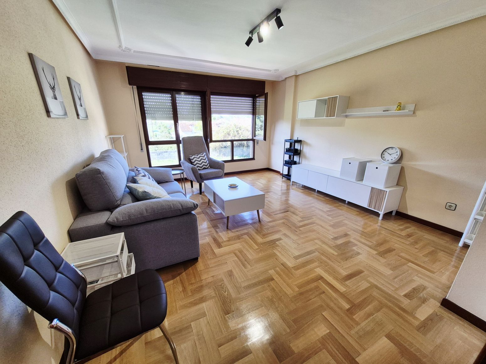 Sala de estar de Piso en venta en Avilés con Calefacción, Parquet y Trastero