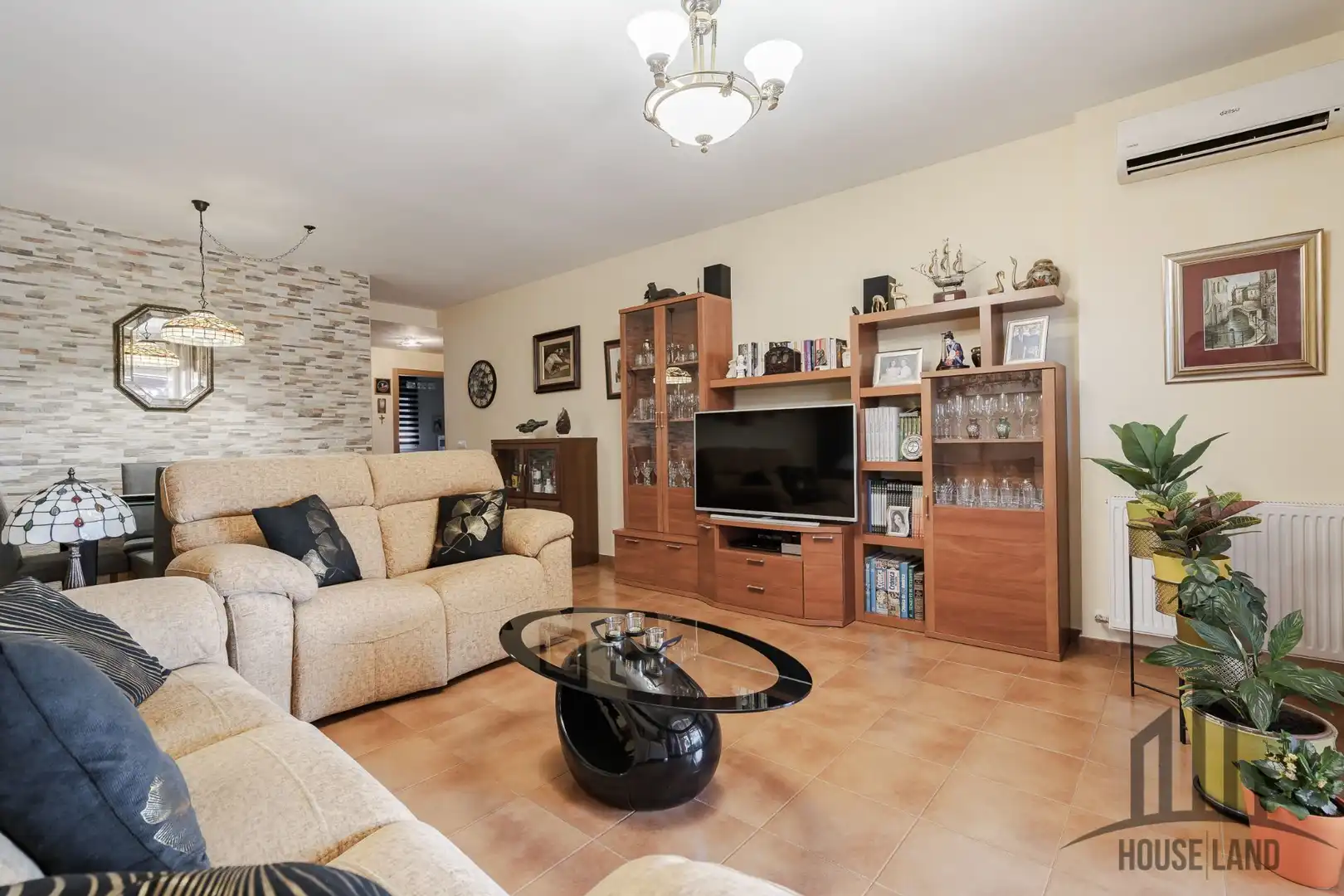 Sala de estar de Casa adosada en venta en El Casar con Aire acondicionado, Calefacción y Piscina comunitaria