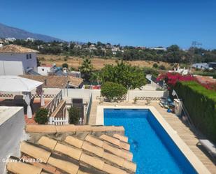 Vista exterior de Casa o xalet de lloguer en Estepona amb Aire condicionat, Calefacció i Parquet