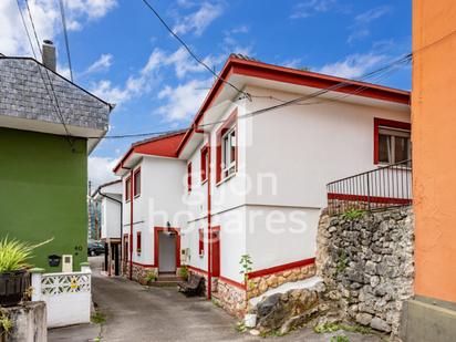 Vista exterior de Casa o xalet en venda en Oviedo  amb Calefacció, Parquet i Traster