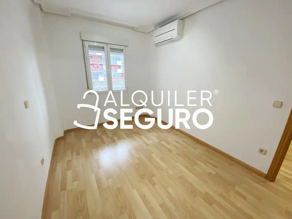 Flat for rent in Madrid  with Air Conditioner and Heating