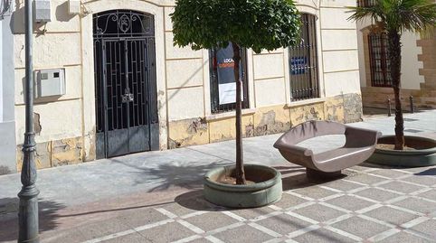 Local comercial en venta en planta baja de la Calle Real de Jaén. El inmueble tiene 137,00 metros cuadrados con amplios ventanales