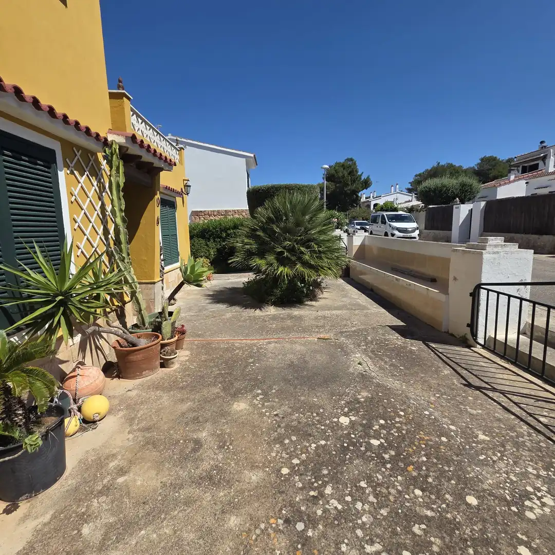 Vista exterior de Casa o xalet en venda en Ciutadella de Menorca amb Jardí privat, Terrassa i Moblat