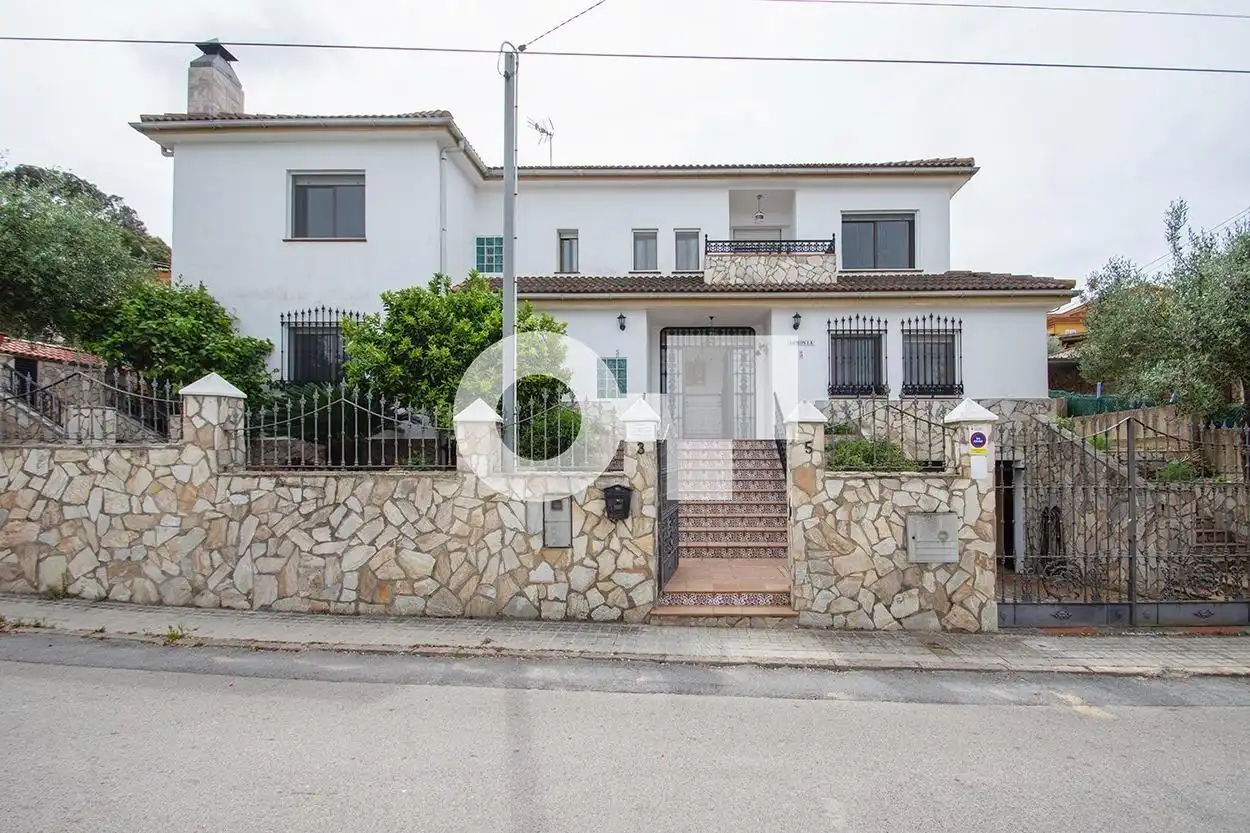 Vista exterior de Casa o xalet en venda en Tordera amb Calefacció, Terrassa i Piscina