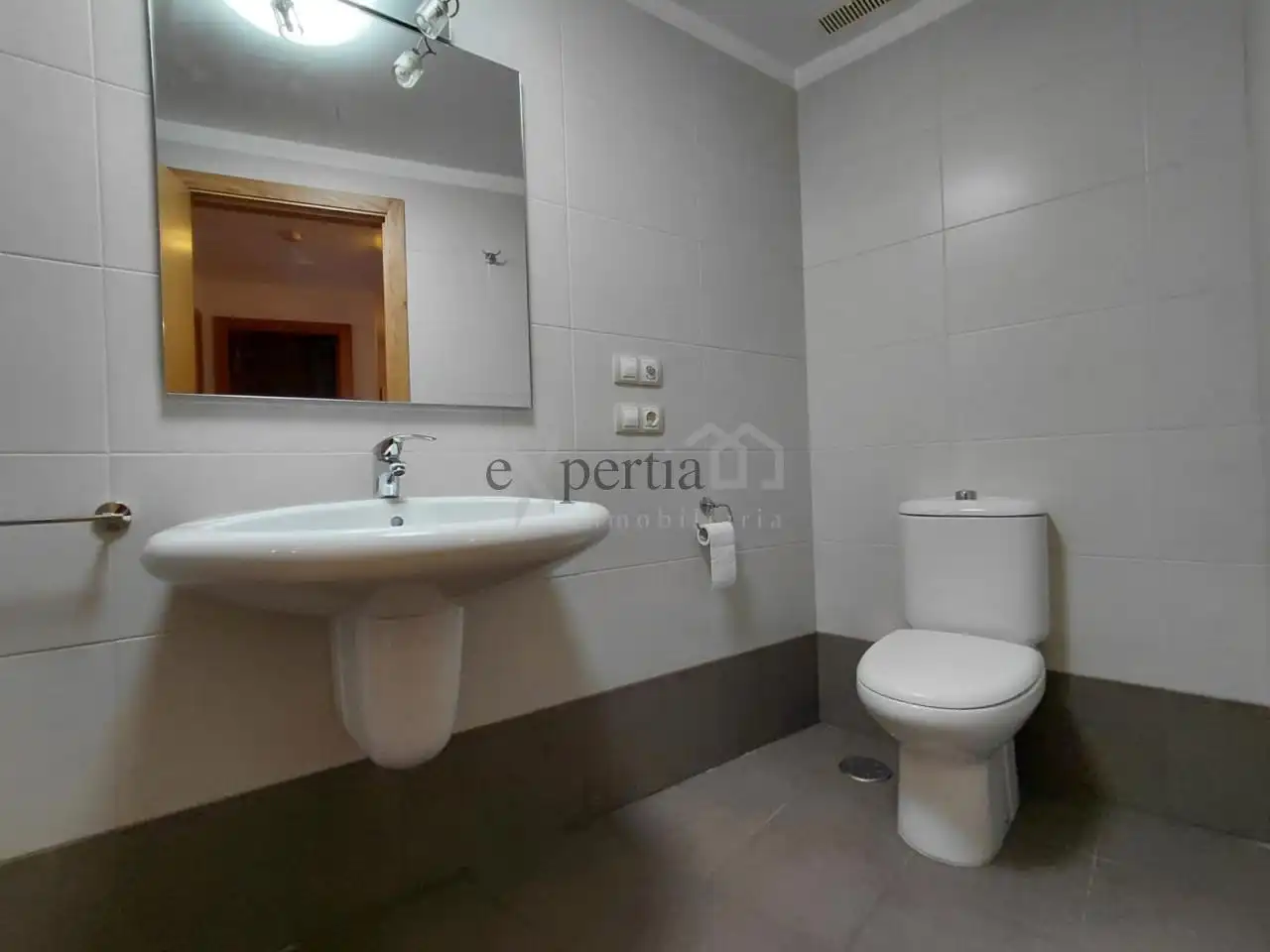 Bathroom of Flat for sale in A Pobra do Caramiñal  with Heating and Storage room
