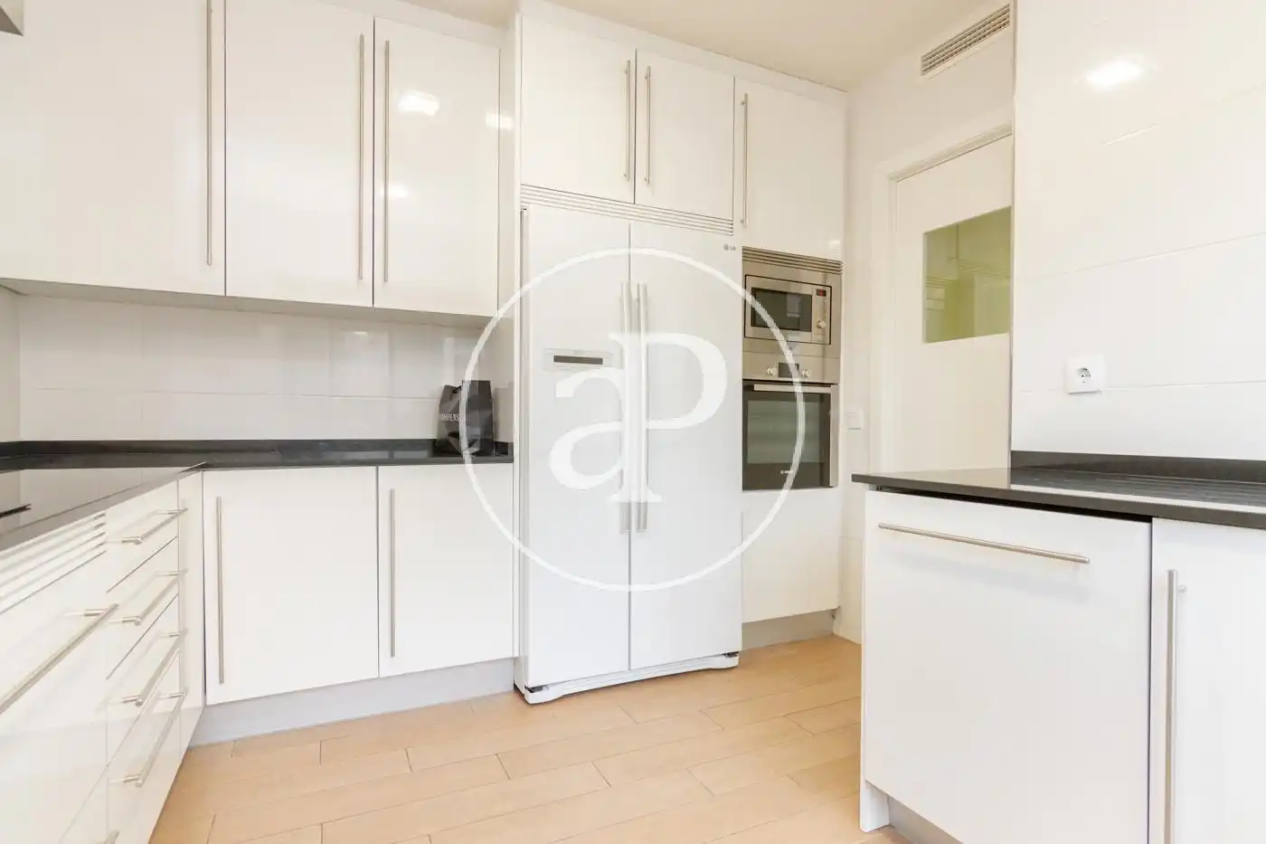 Cocina de Piso de alquiler en Madrid con Aire acondicionado, Calefacción y Jardín privado