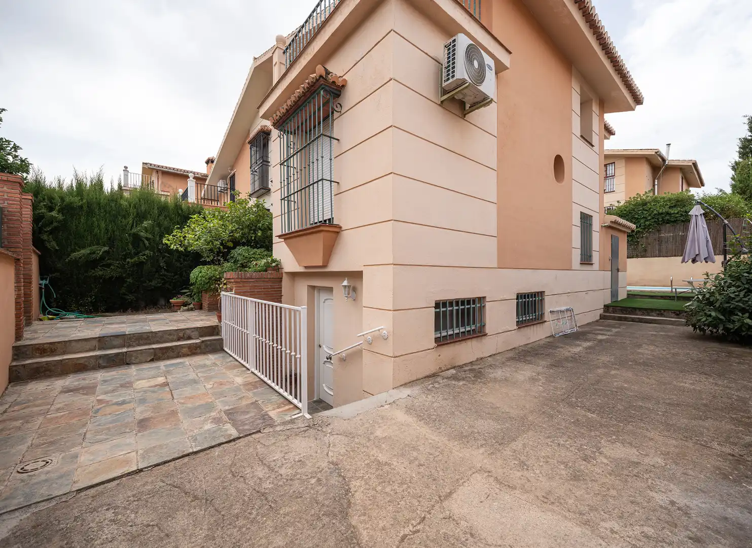 Vista exterior de Casa adosada en venda en Huétor Vega amb Aire condicionat, Jardí privat i Terrassa