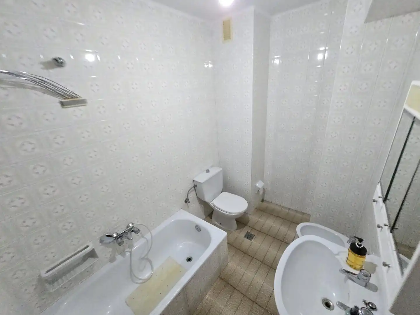 Bathroom of Flat for rent in Vigo   with Parquet flooring, Furnished and Balcony
