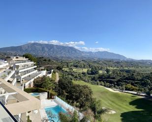 Vista exterior de Àtic en venda en Mijas amb Aire condicionat, Terrassa i Piscina