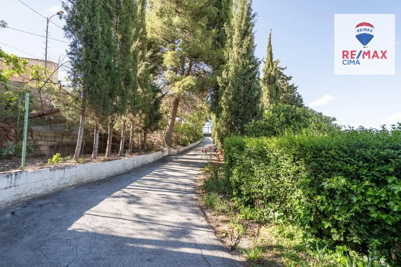 Vista exterior de Casa o xalet en venda en Baza amb Calefacció, Jardí privat i Terrassa