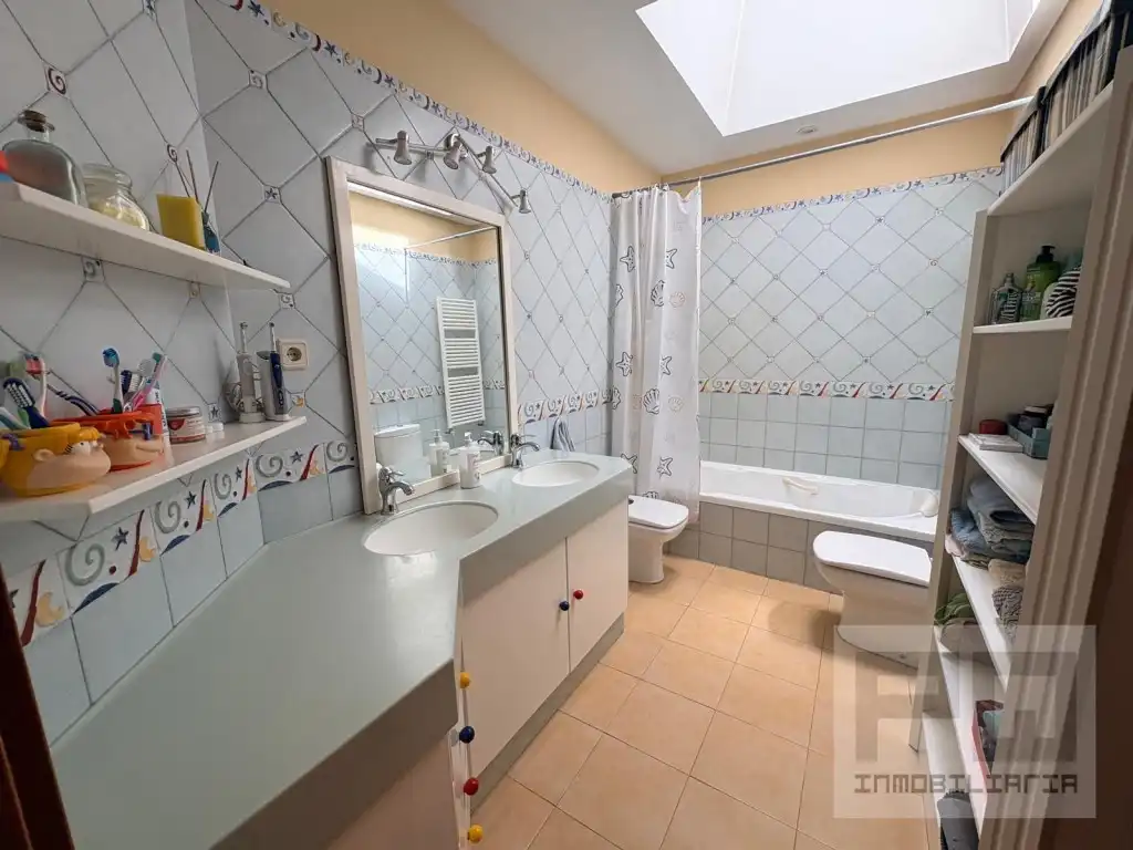 Badezimmer von Haus oder Chalet zum Verkauf in Las Navas del Marqués  mit Ofen, Waschmaschine und Mikrowelle