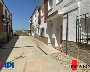 Vista exterior de Casa adosada en venda en Santa Cruz del Retamar amb Balcó