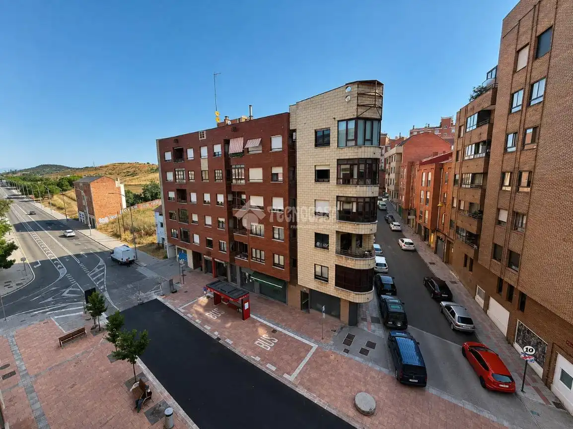 Vista exterior de Pis en venda en León Capital  amb Calefacció, Parquet i Terrassa