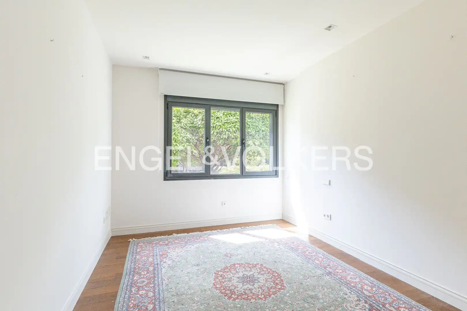Dormitori de Apartament de lloguer en Madrid amb Aire condicionat, Calefacció i Jardí privat