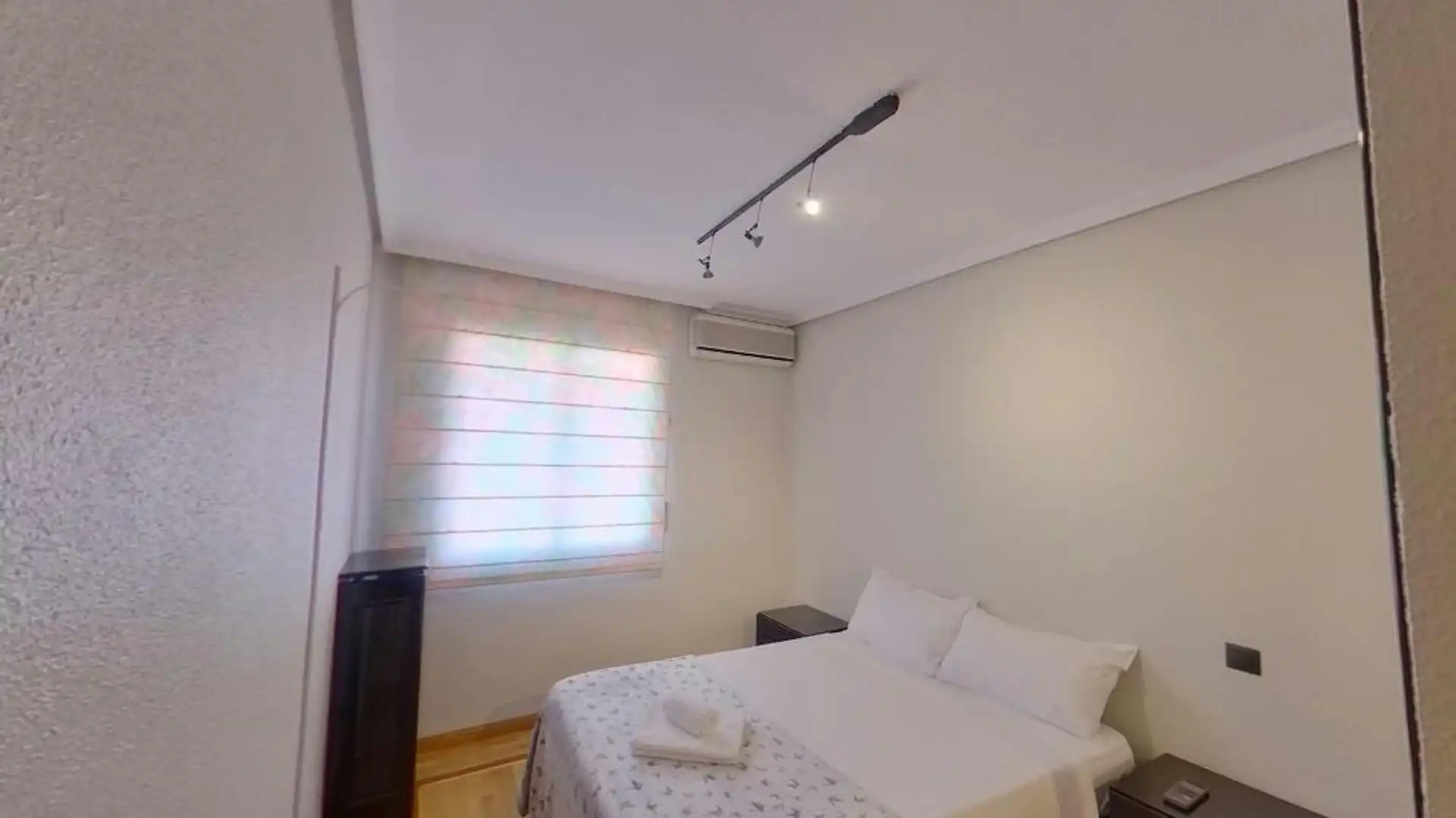 Schlafzimmer von Wohnung zur Miete in Madrid mit Klimaanlage, Heizung und Möbliert