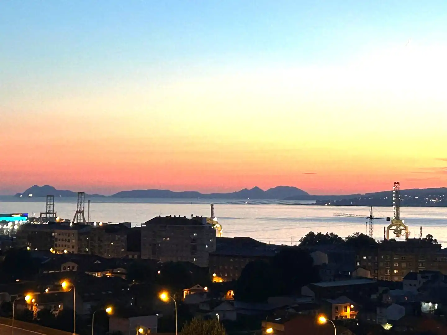 Vista exterior de Àtic de lloguer en Vigo  amb Jardí privat, Parquet i Terrassa