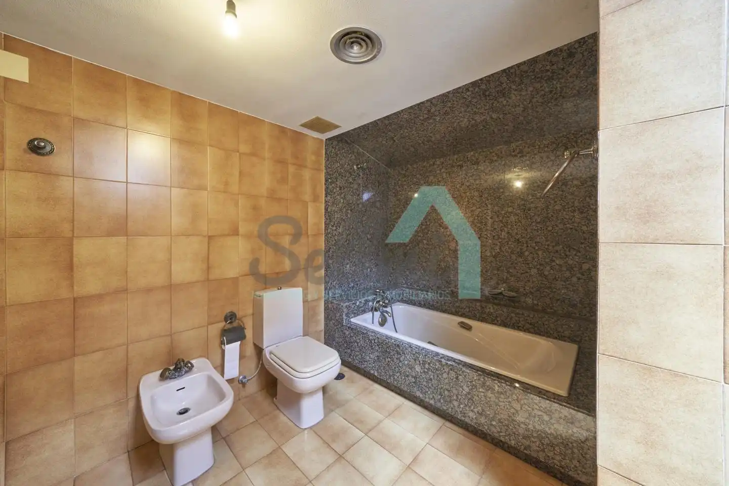 Bany de Casa o xalet en venda en Gijón  amb Aire condicionat, Jardí privat i Parquet