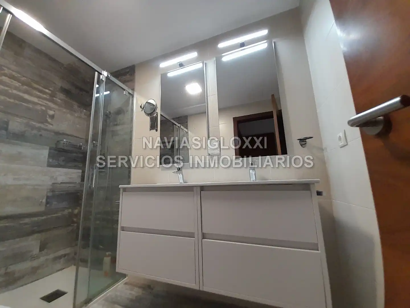 Bathroom of Flat for rent in Vigo   with Parquet flooring, Furnished and Oven