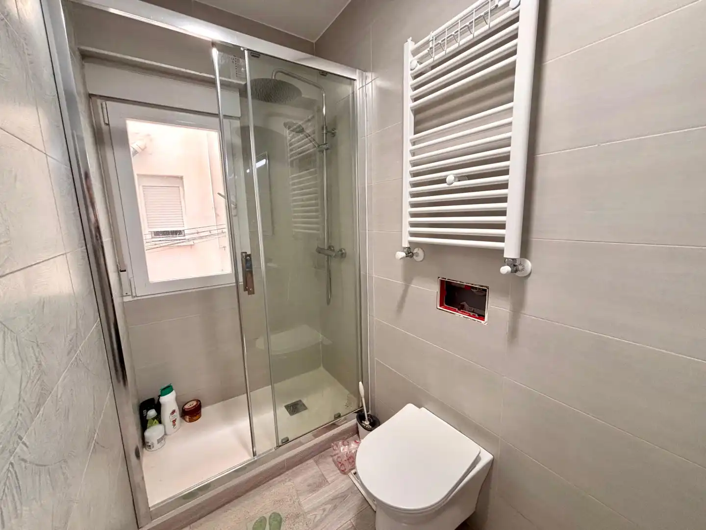 Baño de Piso en venta en Alicante / Alacant con Aire acondicionado, Terraza y Amueblado