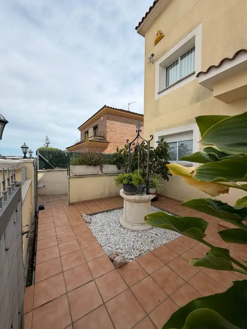 Vista exterior de Casa o chalet en venta en Banyeres del Penedès con Aire acondicionado, Calefacción y Terraza