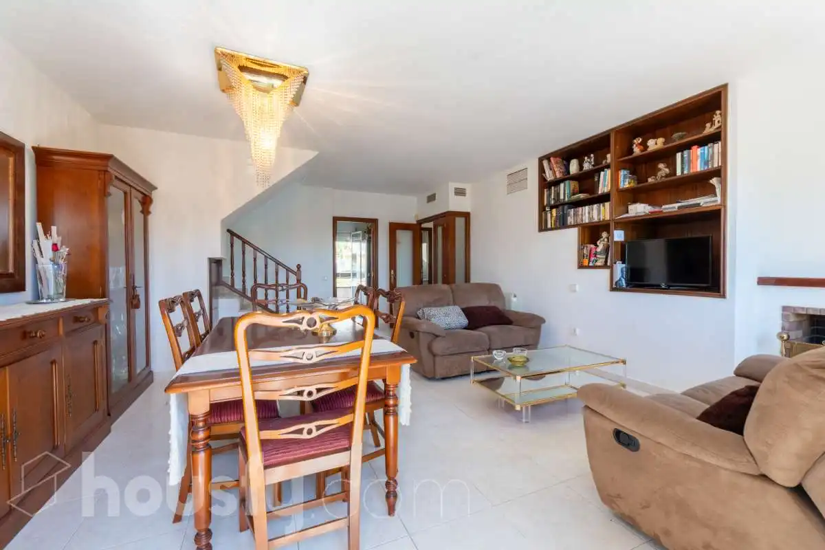 Living room of Houses for sale in Vilanova i la Geltrú  with Air Conditioner, Heating and Private garden