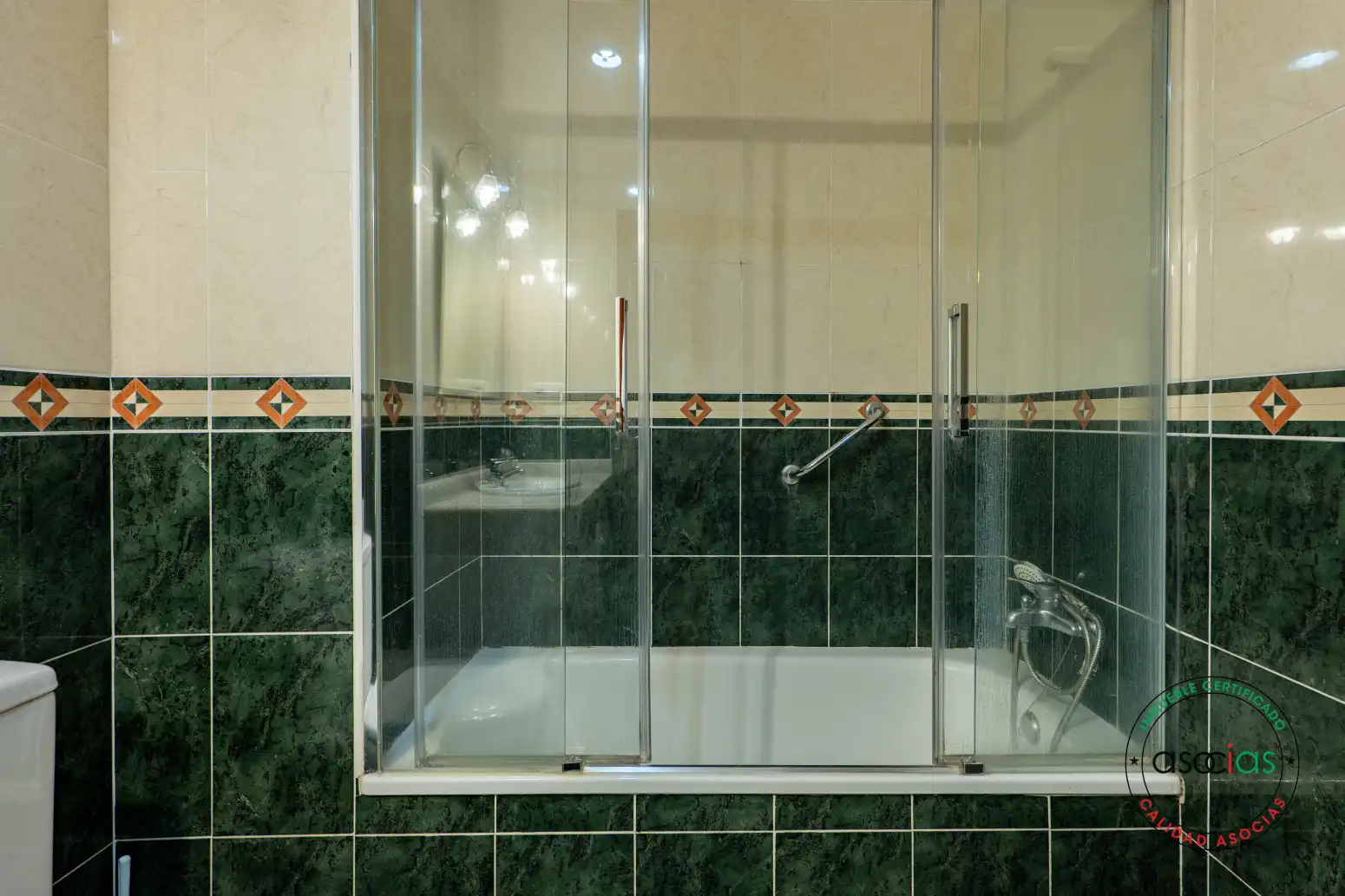 Bany de Pis en venda en Gijón  amb Calefacció, Parquet i Traster