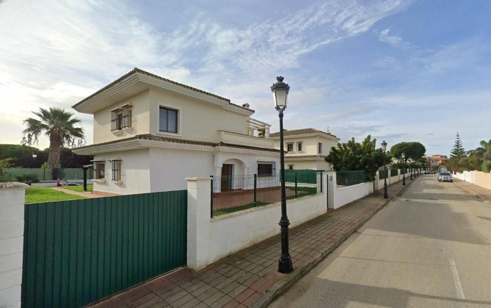 Vista exterior de Casa o xalet en venda en Chiclana de la Frontera amb Jardí privat, Terrassa i Piscina