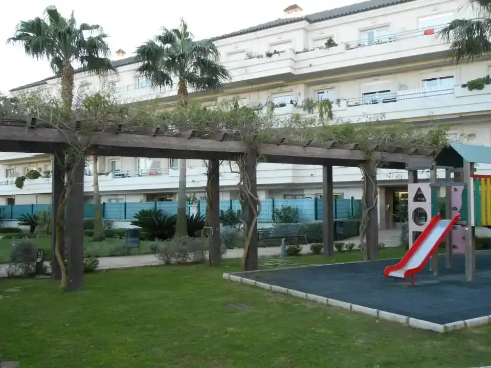 Außenansicht von Wohnung zur Miete in Los Barrios mit Schwimmbad und Balkon