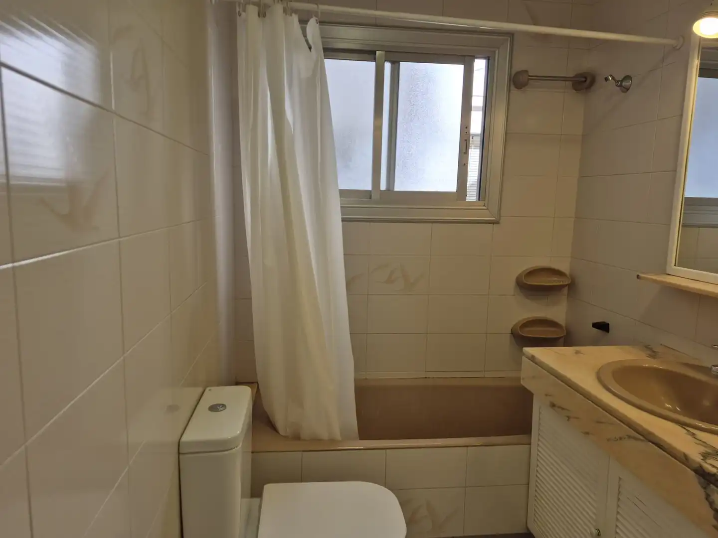 Badezimmer von Wohnung zum Verkauf in Barcelona mit Klimaanlage, Heizung und Parkett