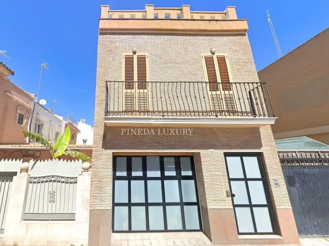 Außenansicht von Einfamilien-Reihenhaus zum Verkauf in Valencia mit Terrasse, Schwimmbad und Möbliert